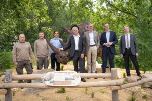 Representatives of Tierpark Berlin, Safari Park Dvůr Králové, Leibniz-IZW and Berlin's Senator of Finance Stefan Evers announcing the rhino facility at Tierpark Berlin (photo: Jan Zwilling) Representatives of Tierpark Berlin, Safari Park Dvůr Králové, Leibniz-IZW and Berlin's Senator of Finance Stefan Evers announcing the rhino facility at Tierpark Berlin (photo: Jan Zwilling)